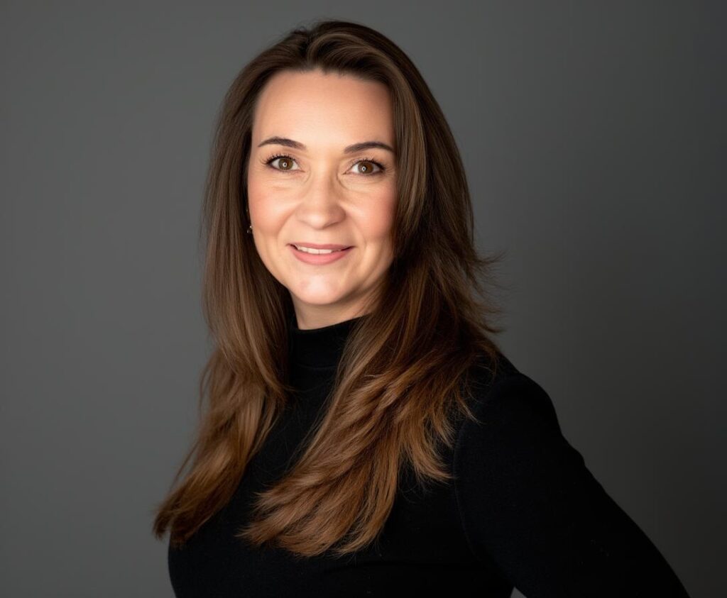Portrait von Nadine Glomp, Inhaberin und Friseurmeisterin von Nadine's Haar Lounge in Jesteburg